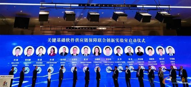 鼎捷软件副总裁叶贤盛（右一）出席启动仪式