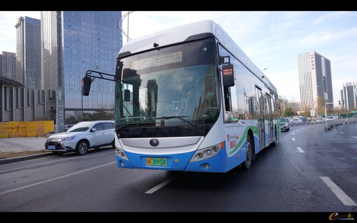 行驶在郑州街头的宇通氢燃料公交车