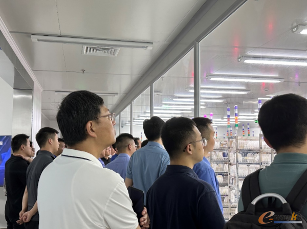参观创维-RGB智能灯光拣选电子仓