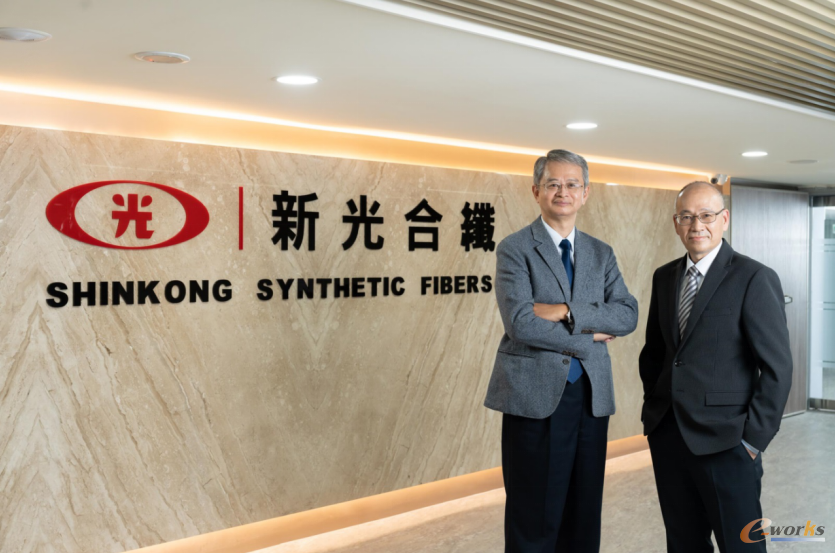 新光合纤引进台塑网科技供货商协同管理系统，强化数字战力。新光合纤总经理欧金达(右)与台塑网科技董事长蓝伟成(左)