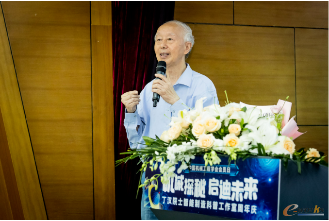 陈定方作科普报告