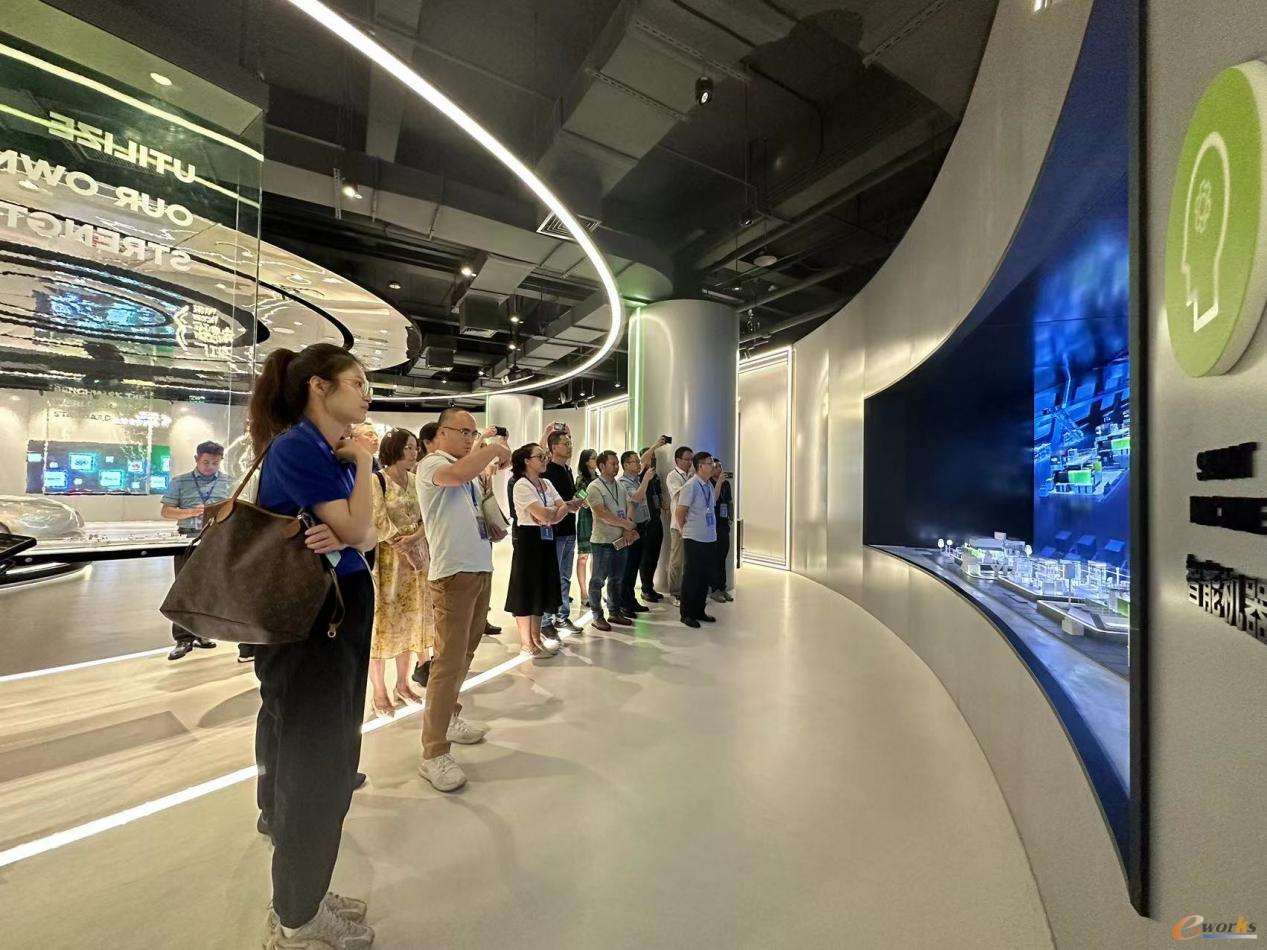 图6 考察团参观伊之密成型世界体验馆