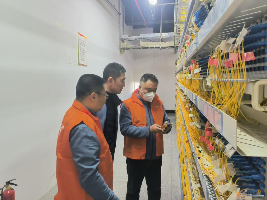        数字乡村是全面推进乡村振兴战略的重要突破口，也是建设数字中国的重要内容。近年来，山东联通紧紧围绕推动现代农业发展，聚焦农业农村现代化需求，全力建设农村网络基础设施，助力开展农业农村天空地一体化监测网络建设和农村公共基础设施的数字化改造升级，积极推动新一代数字技术在农业生产、经营、管理与服务各环节深度融合应用。截至2022年底，山东联通已建成智慧农田、智慧温室、智慧果园、智能牧场、智慧渔场、智慧农服等智慧农业场景应用近千个，促进山东农业生产智能化水平持续改进提升，农业科技进步贡献率达到65.8％。智慧农业已成为山东农业高质量发展的新动能、新引擎。         坚持全局性谋划。积极推动数字乡村建设纳入《山东省国民经济和社会发展第十四个五年规划和2035年远景目标纲要》、“省委一号文件”等政策规划文件中将“数字乡村建设发展工程”列为《山东省“十四五”网络安全和信息化发展规划》专项工程，发布《关于做好2023年全面推进乡村振兴重点工作的实施意见》，提出优化升级乡村信息基础设施，加速“双千兆”网络基础设施部署。         注重战略性布局。在行政村村村通光纤和4G网络的基础上，落实2023年“强基赋能 千兆山东”行动计划，实施“双千兆”网络系统工程，“双千兆”网络广、深、厚持续提升，市县城区和乡镇10GPON网络、5G网络覆盖率100%，行政村10GPON网络、5G网络通达率均超过70%以上，包括5G设备、10GPON设备、ODN光缆网络等一系列基础网络设施在农村迅速铺开、完善，全部村庄可以随时随地快速上云，城乡“网络鸿沟”进一步缩小。         配强信息化基础设施。为支撑农业信息化和乡村信息化，山东联通与农业主管部门积极开展合作，协助完善农业农村新基建，推进农业农村大数据体系建设，建设“1+N”数据库，汇聚数据1.2亿条，在全国率先打通国家部委、省、市、县四级涉农数据共享服务，基本实现涉农数据资源跨部门、跨层级、跨地区共享交换。推动建设山东省农业农村遥感中心，初步构建起山东省农业农村“天空地一体化”观测网、农业农村资源监管“一张图”、农业生产管理“一张网”。潍坊市、安丘市搭建全国首个县级“天空地一体”智慧大数据平台，为农业发展提供“产业大脑”。         助力农业乡村数字化应用，扛起农业大省的责任。山东是一个农业大省，农业在全省经济体量中占比很重，山东联通以乡村振兴为己任，积极推广数字化应用，助力农业信息化和乡村数字化，2022年以来先后建成数字化应用项目超过600个。山东联通在栖霞市数字果园、通达现代农业集团有限公司智慧果(茶)园、济南莲心雪芽泉城白茶有限公司智慧茶园等数字农业项目，以双千兆网络基础设施为依托开发出了高效特色农业数字化应用系统，通过建设果（茶）园气象采集监测系统、果园土壤墒情采集监测系统等内容实现数字赋能。在郓城县程屯镇、黄安镇开展高标准农田智慧农业科技示范等项目，采用先进的3S和空间数据库技术，以计算机网络为基础，充分利用千兆光网优势，提高农业工作的科学化、规范化水平。         全面促进乡村振兴，是摆在山东人民面前的一道必答题。山东联通将继续以打造乡村振兴齐鲁样板为己任，为全面建设现代化新农村做出新努力，助力农村经济实现新跨越。