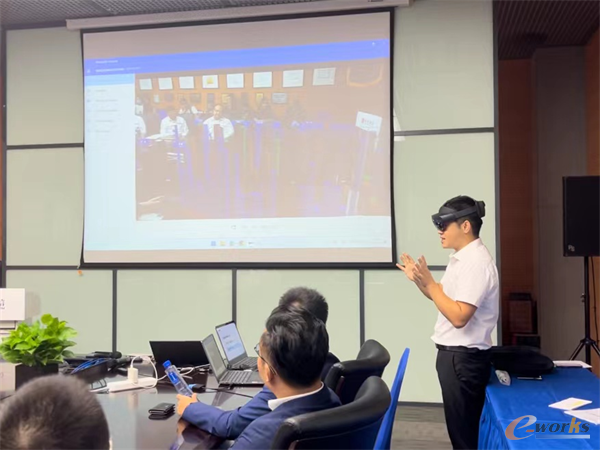 中企通信高级应用方案顾问刘百通做AR应用演示