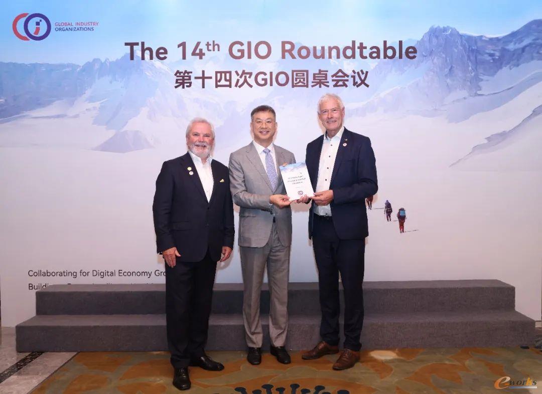 Juergen Grotepass(right), Expert of ZVEI/Germany Platform 4.0 and Advisor of GIO, presented the AI-enabled Industrial Innovations White Paper to William Xu( Middle), Initiator and Chair of GIO