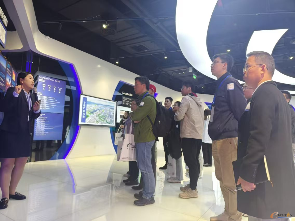 考察团在ATL的宣传展厅参观