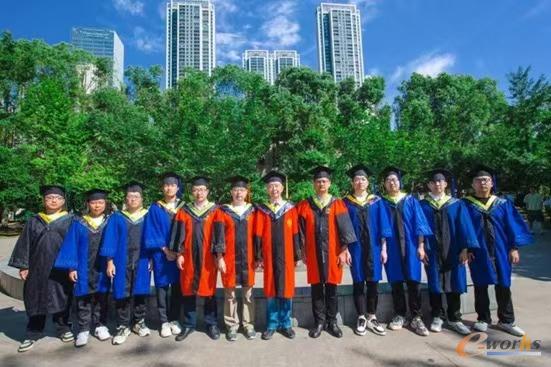 陈定方与2024年毕业的博士、硕士合影留念【2024.6]