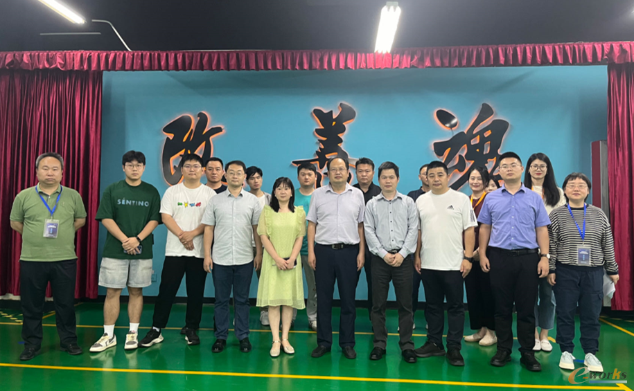 学员们在英业达精益道场合影