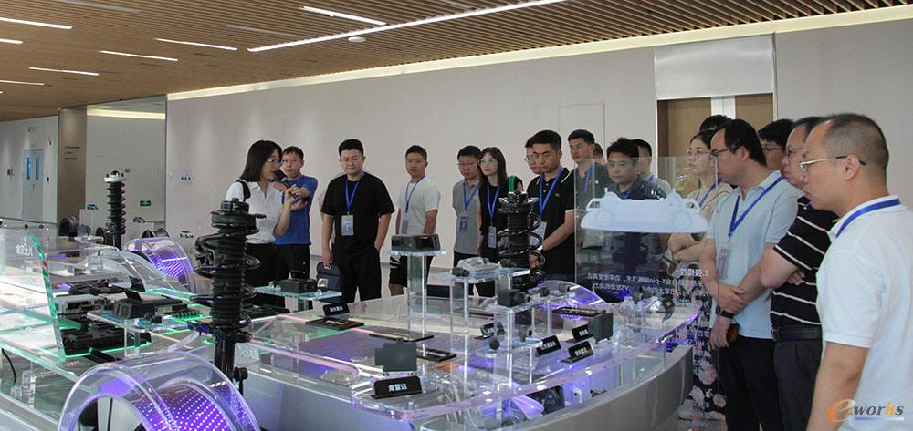 学员们在广汽埃安科技展厅参观
