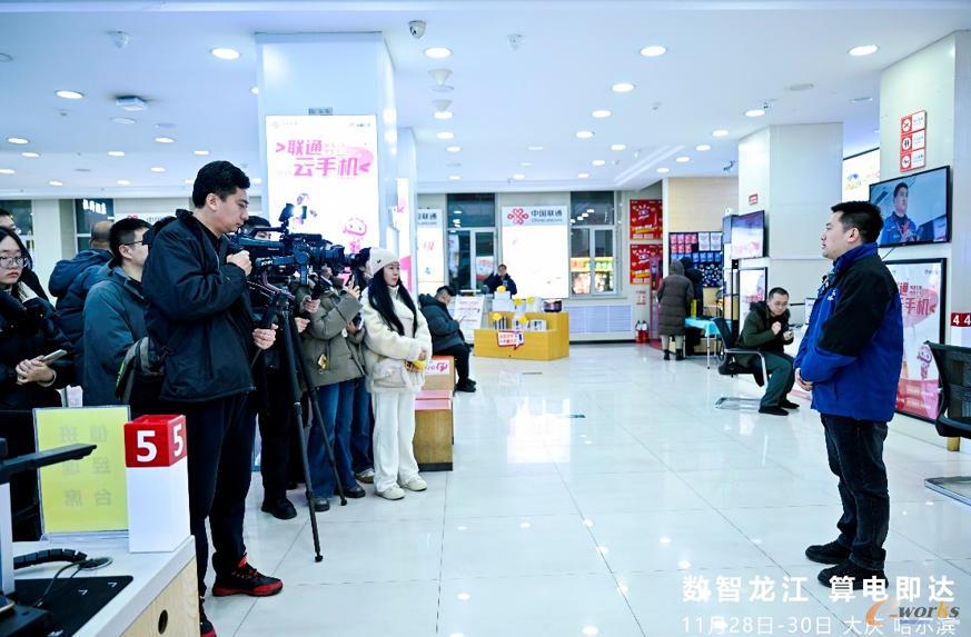 负责人为媒体介绍中国联通通信保障及冬季暖心服务