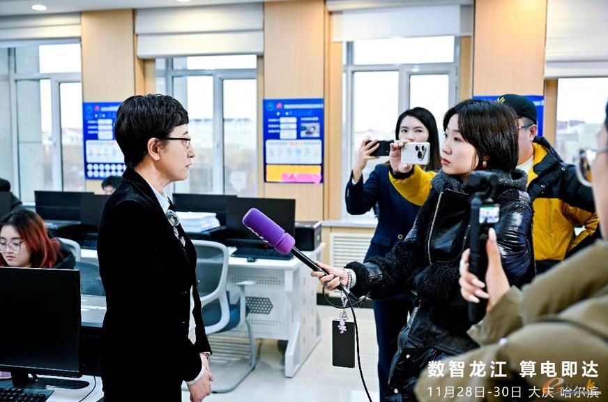 负责人为媒体介绍产教融合实践