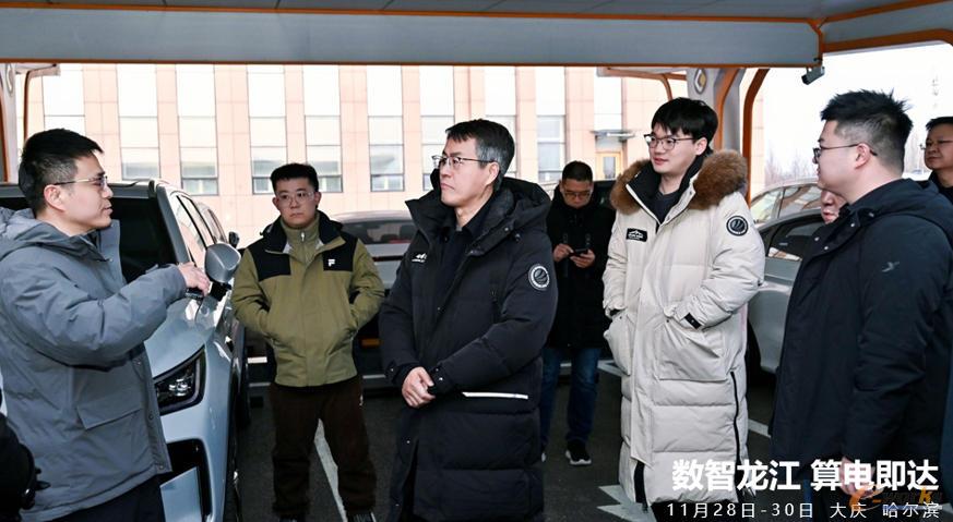 负责人（中）为媒体介绍城发电站建设情况