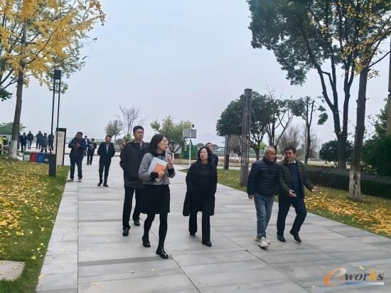 与会嘉宾实地考察园区环境