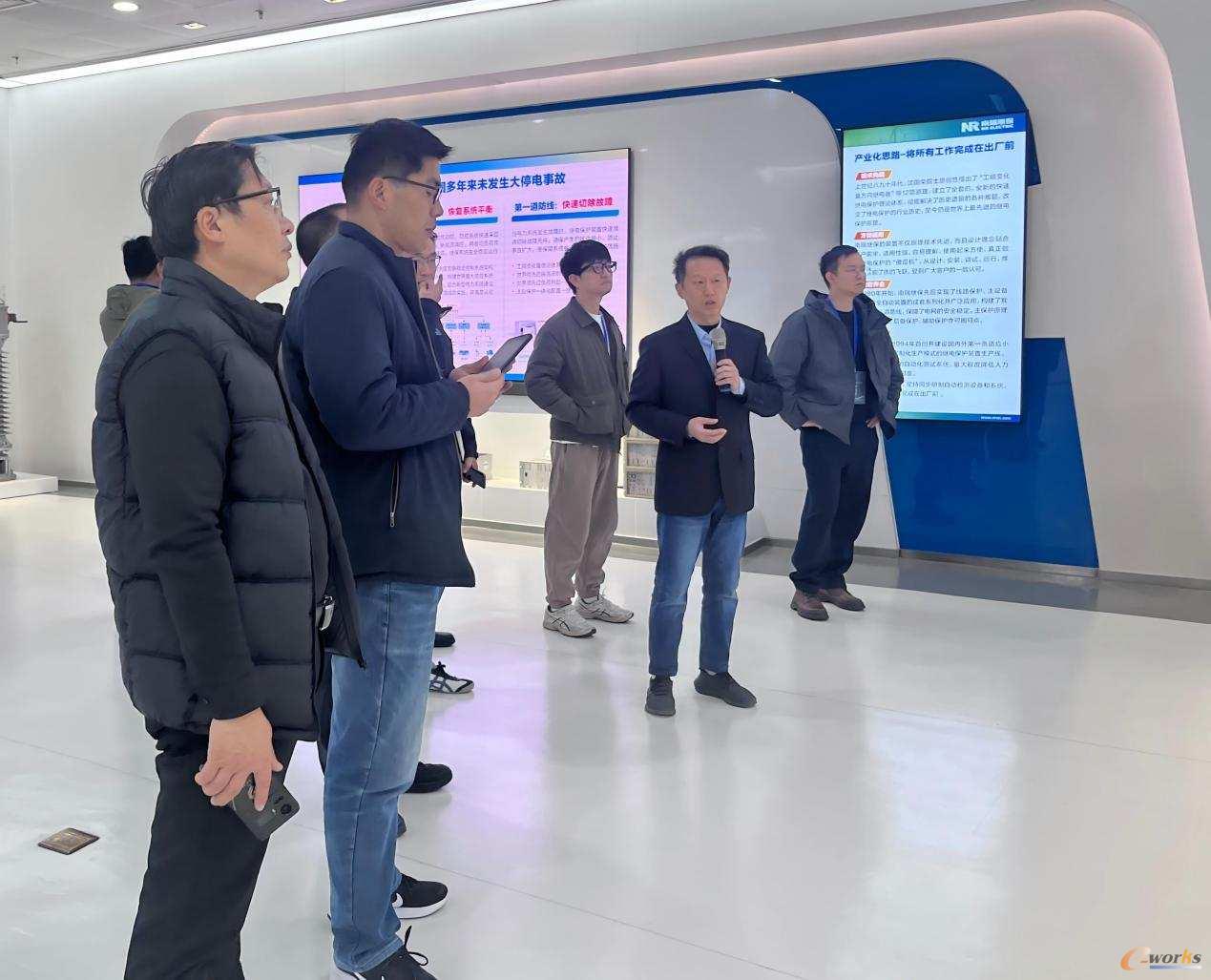 南瑞继保制造中心主任王翔博士带领考察团员参观展厅