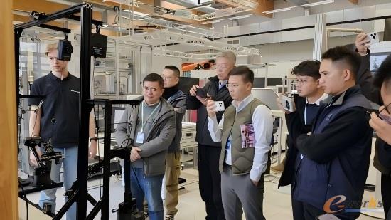 e-works考察团参观Smart Factory OWL智能工厂实验室