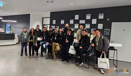 e-works考察团在Smart Factory OWL合影