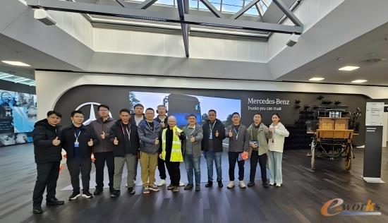 e-works考察团在奔驰卡车客户体验中心合影