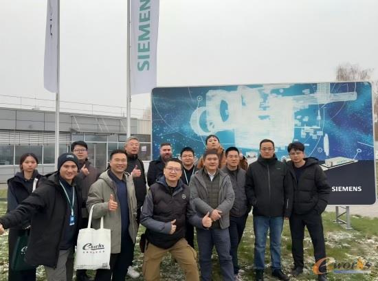 e-works考察团在西门子工厂前合影