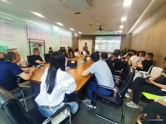 学员们在施耐德电气无锡工厂