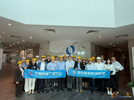 ICIM考察团在牧野机床新加坡工厂合影