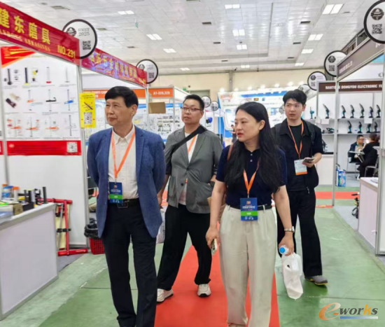 ICIM考察团参观越南自动化技术展览会