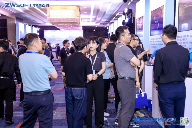 与会嘉宾体验中望最新产品和交流数字化实践经验