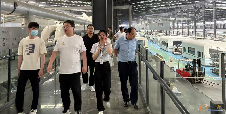 考察团在蒙娜丽莎特高板数智化示范生产车间考察交流