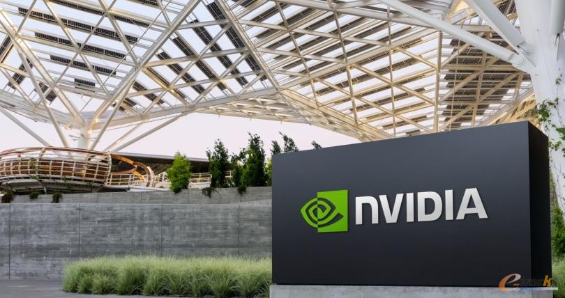        NVIDIA将恢复H20在中国的销售，并宣布推出面向中国市场的全新且完全兼容的GPU。         本月，NVIDIA创始人兼首席执行官黄仁勋在美国和中国推广AI，强调了AI将为全球商业和社会带来的诸多益处。         在美国华盛顿，黄仁勋会见了美国总统特朗普和政策制定者们，重申了NVIDIA在支持政府创造就业机会、加强美国AI基础设施和本土制造业，以及保持美国在AI领域领先地位等方面所做出的努力。         在中国，黄仁勋与政府和业界官员会面，探讨AI将如何提高生产力和扩大机遇。此次会谈强调了世界各地的研究人员如何推进安全可靠的AI，进而造福全人类。         黄仁勋还向客户分享了最新消息，NVIDIA正在提交重新销售NVIDIA H20 GPU的申请。美国政府已向NVIDIA保证将授予许可证，并且NVIDIA希望尽快启动交付。最后，黄仁勋宣布推出一款全新且完全兼容的NVIDIA RTX PRO GPU，该产品“是为智能工厂和物流打造数字孪生AI的理想选择”。         黄仁勋在访问期间指出，世界已经到达一个拐点——AI已经成为一种基础资源，就像能源、水和互联网一样。黄仁勋强调，NVIDIA致力于支持开源研究、基础模型和应用开发，从而实现AI的普及，并将为拉丁美洲、欧洲、亚洲以及所有其他地区的新兴经济体提供支持。         “通用、开源的研究和基础模型是AI创新的支柱，”黄仁勋在华盛顿接受记者采访时表示。“我们相信，每种民用模型都能够在美国的技术堆栈上实现理想运行，这将帮助世界各国选择我们的解决方案。”