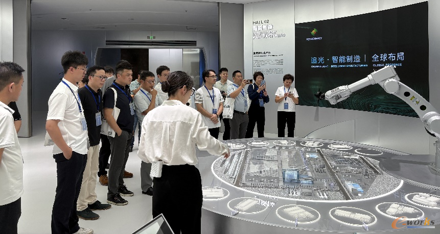考察团在正泰新能科技股份有限公司参观交流