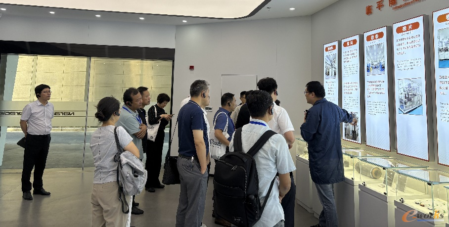 考察团在浙江南都电源动力股份有限公司参观交流