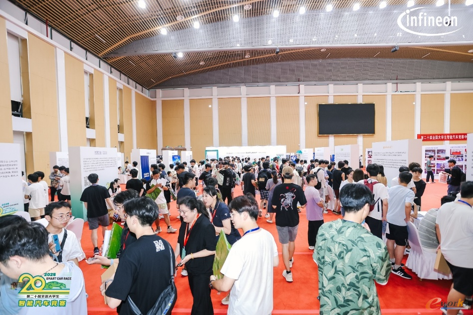 第二十届全国大学生智能汽车竞赛总决赛同期,由英飞凌发起并举办的 “英才腾飞,创新筑梦”企业招聘会现场