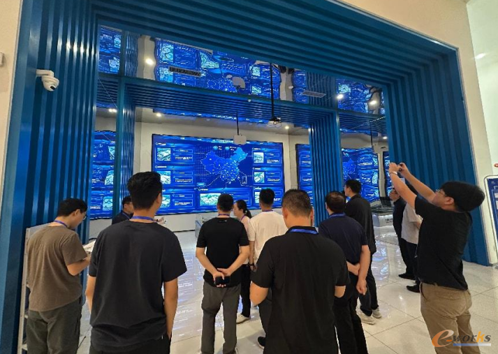考察团在广日电梯展厅参观