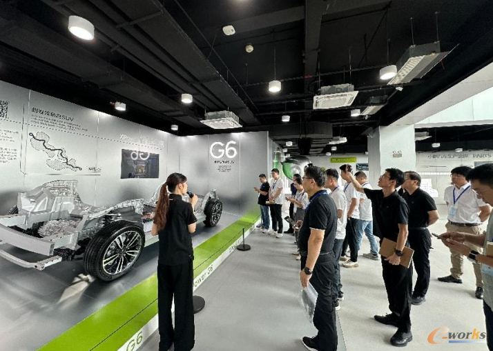 考察团参观小鹏汽车展厅