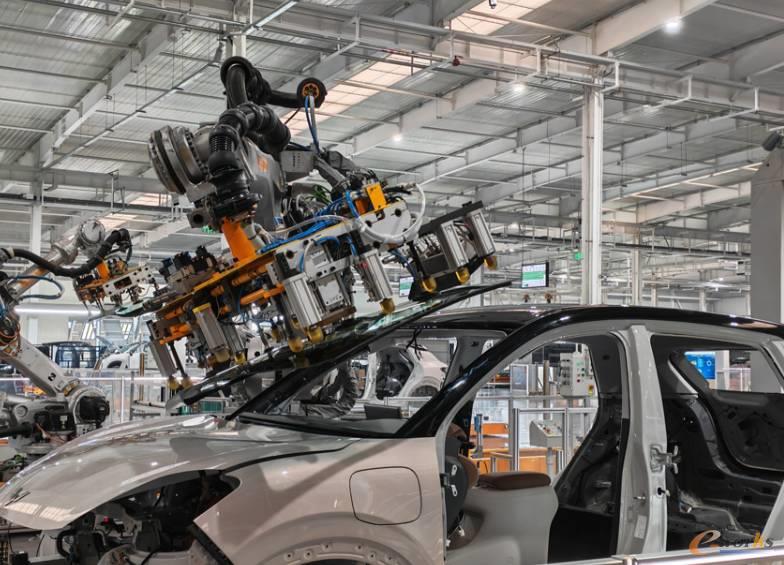 上汽通用五菱智能工厂“玻璃岛”作业现场,机器人凭借3D视觉系统进行毫米级精准装配。新华网东子寒摄