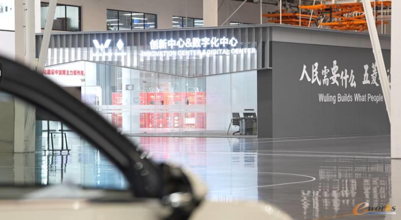 一辆汽车的生产路径不再是一条笔直向前的传送带,而是由系统实时计算出的、穿梭于不同“岛屿”之间的优化解决方案。新华网王小骥摄