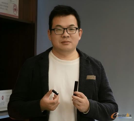 亚为王瑞在展厅演示设备原理