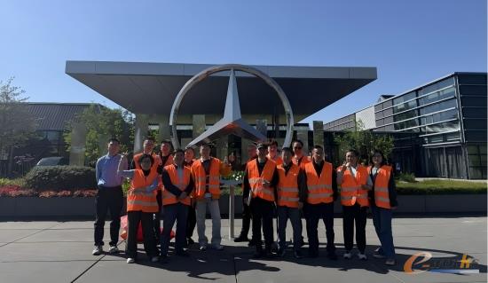 考察团在奔驰辛德芬根工厂合影