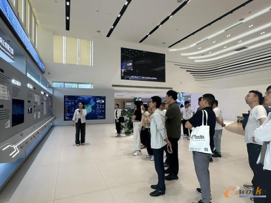 考察团参观广汽传祺展厅