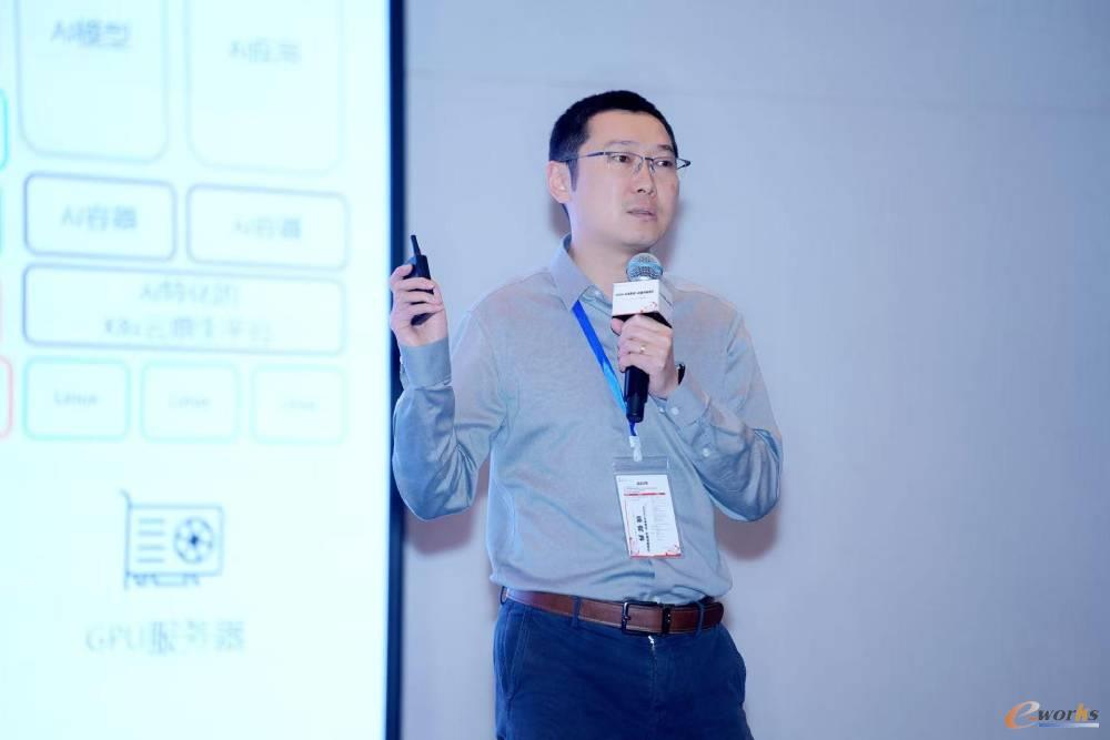  红帽中国区AI及OpenShift产品线经理佟一舟在未来制造前瞻领袖峰会发表演讲