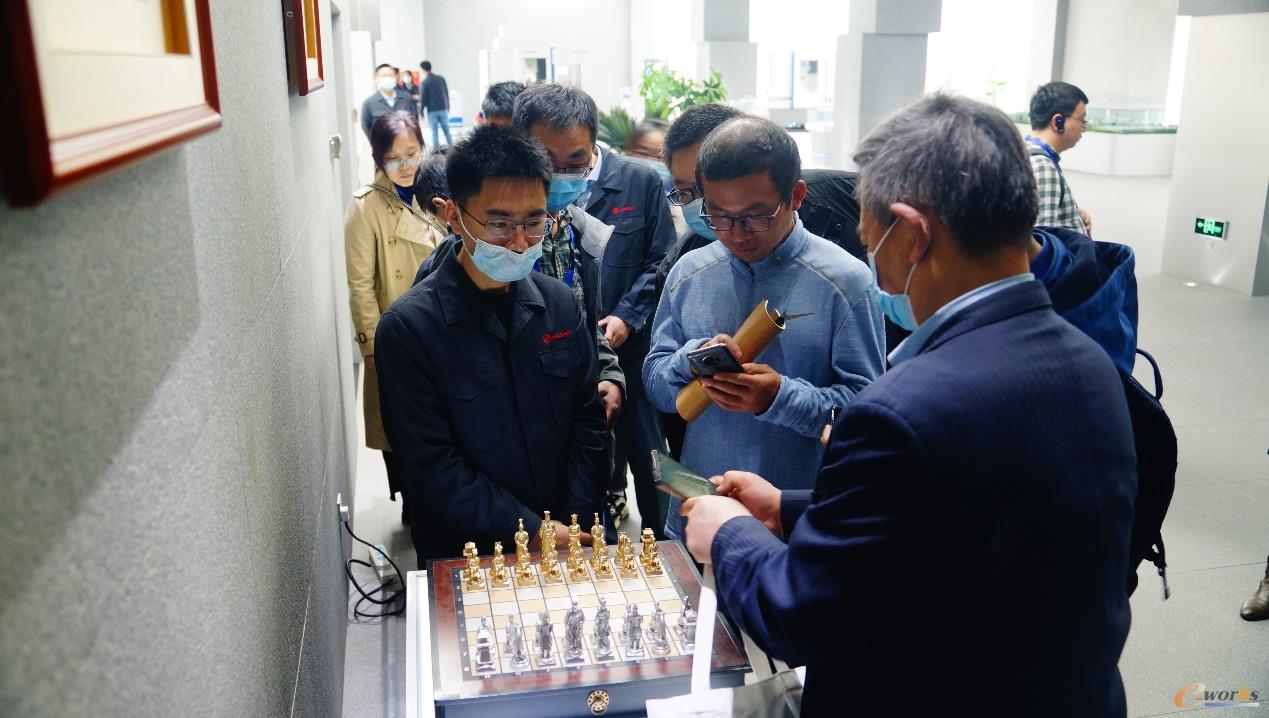 考察团参观廊坊精雕展厅
