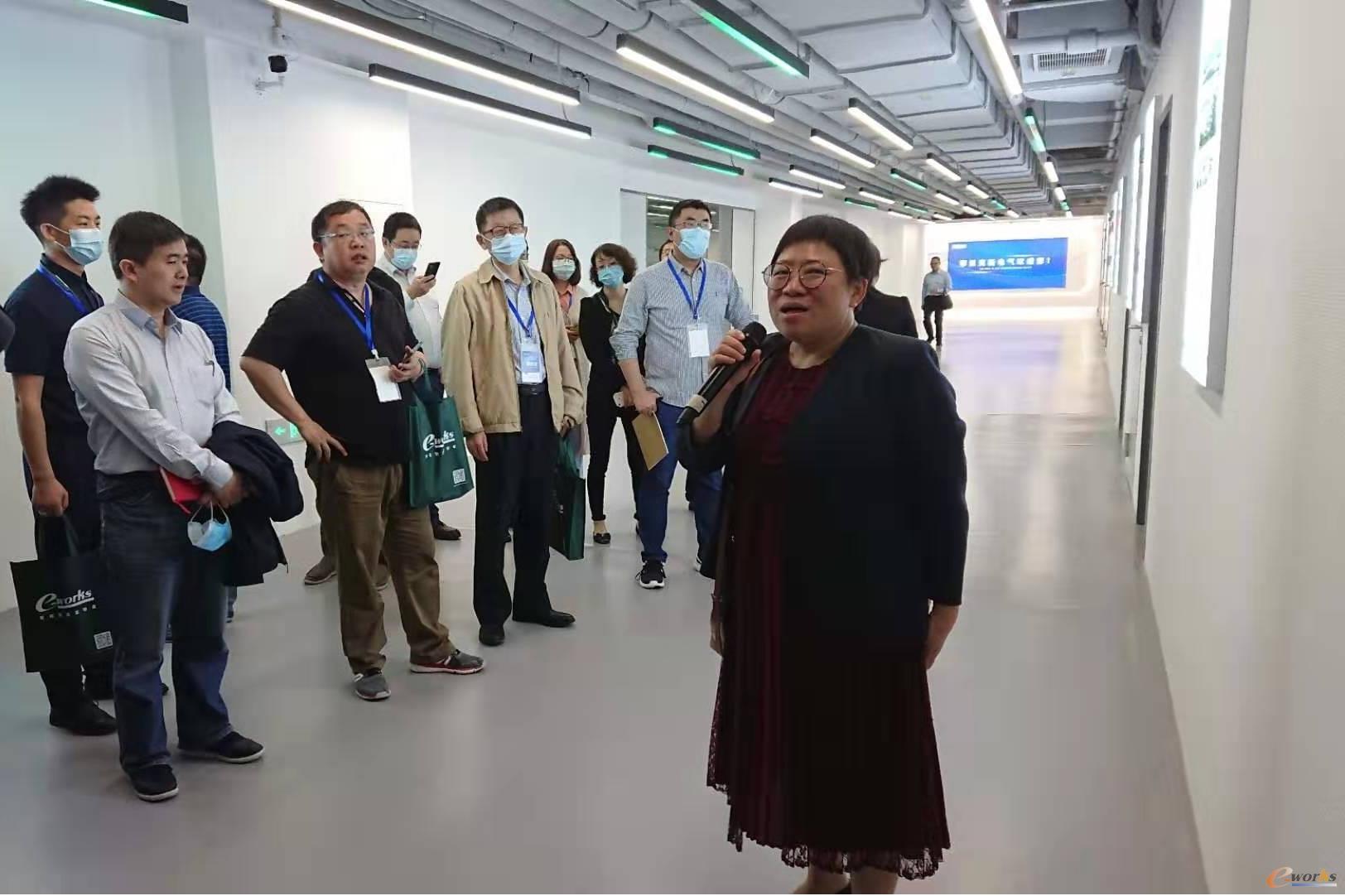 菲尼克斯电气中国公司副总裁缪竞红接待考察团