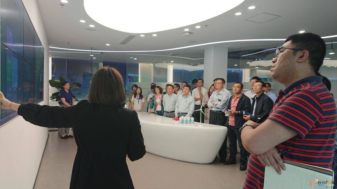 工作人员为考察团员演示智能管理系统