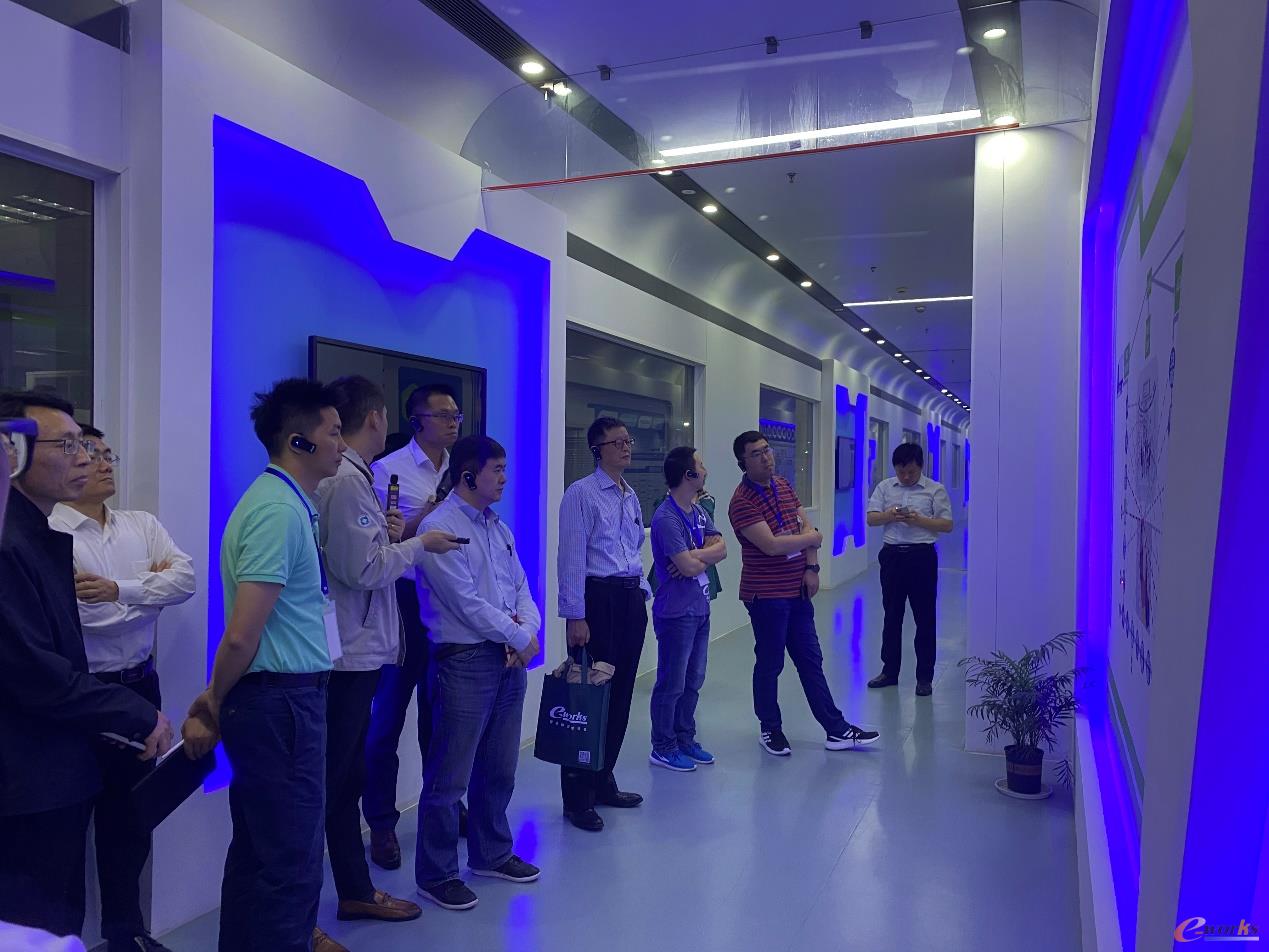 考察团参观协鑫集成生产线