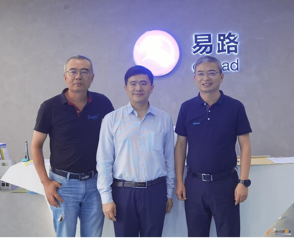 易路董事长兼CEO王天扬先生(左)、易路联合创始人兼总裁缪青先生(右)与黄培博士的合影