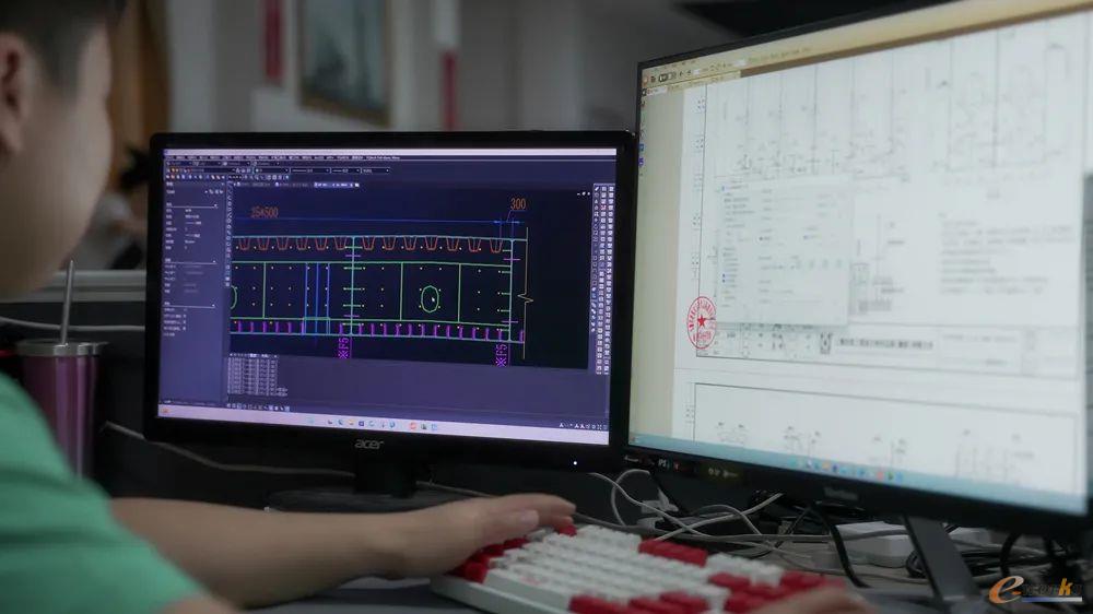 设计师使用中望CAD进行研发设计