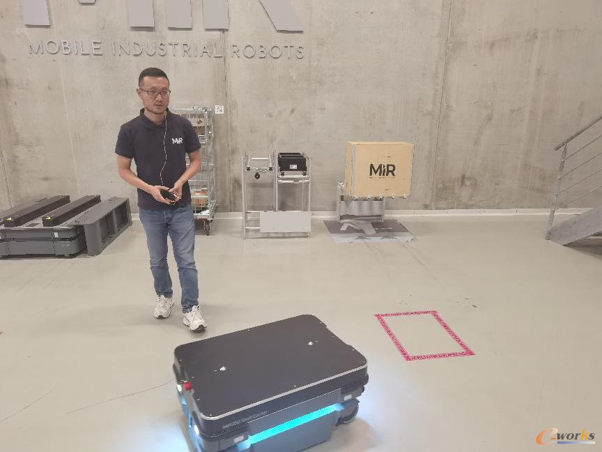 MiR工程师现场演示MiR250的自主路径规划与避障能力