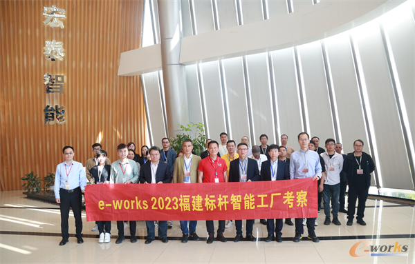 考察团在宏泰合影