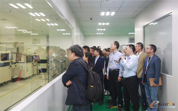 考察团成员参观宏泰数字化工厂的生产车间