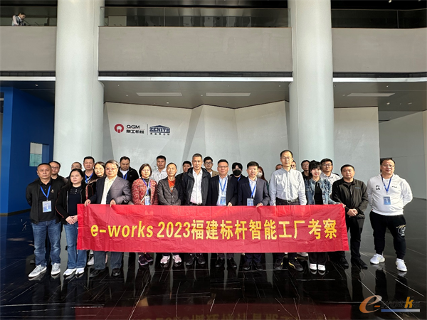 考察团在泉工合影