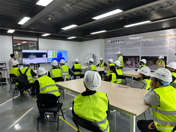 工作人员向考察团展示数字孪生技术